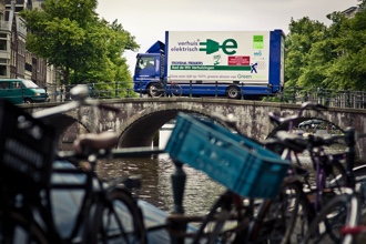 verhuisauto op brug Amsterdam